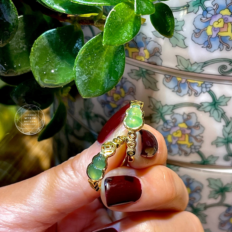 Nhẫn Hồ Lô Ngọc Phỉ Thúy Băng Xanh – Vàng 14k – Viền Kim Tiền Chạm Khắc Nghệ Thuật