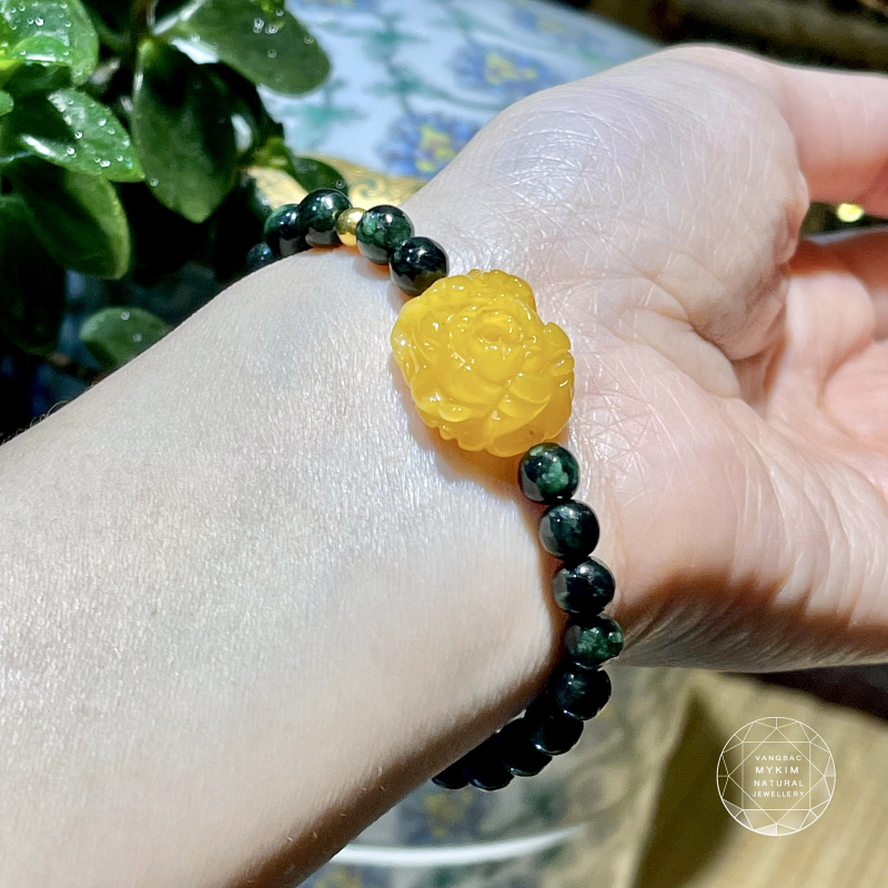 Vòng Ngọc Phỉ Thúy mix charm Hổ Phách Hoa Mẫu Đơn