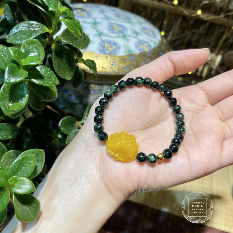 Vòng Ngọc Phỉ Thúy mix charm Hổ Phách Hoa Mẫu Đơn