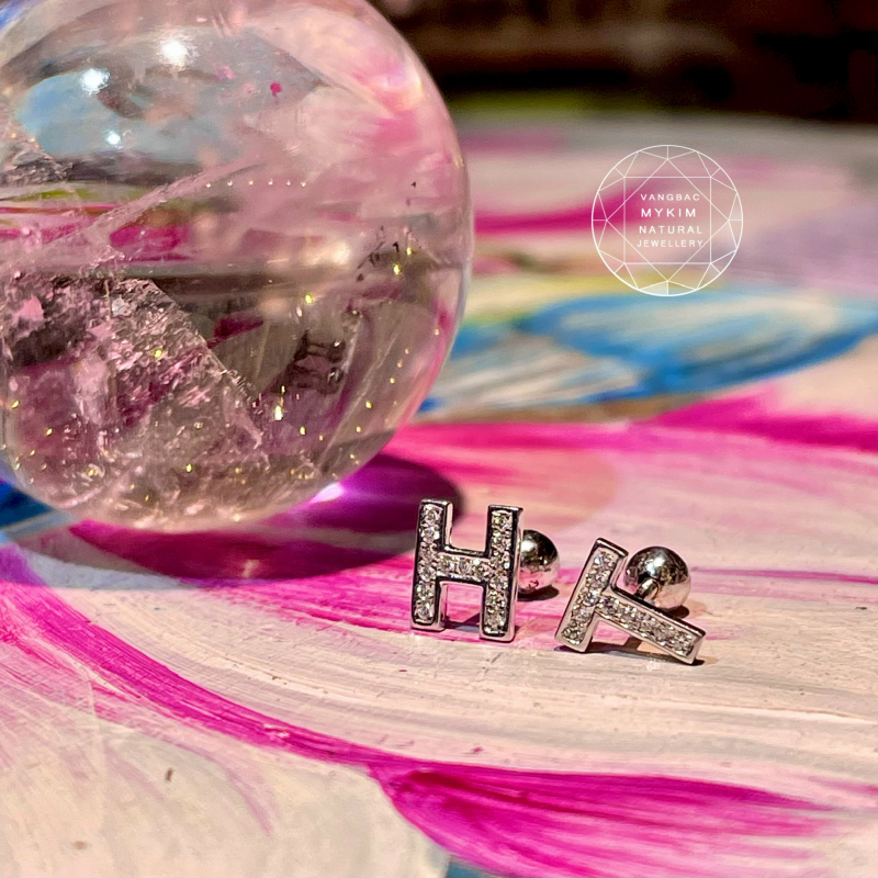 Bông Tai Chữ Cái - Vàng Trắng 18k - đính Kim Cương Thiên Nhiên - Sz 8x6