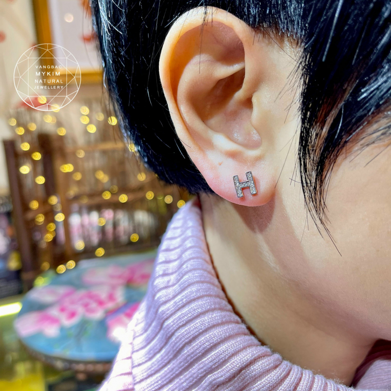 Bông Tai Chữ Cái - Vàng Trắng 18k - đính Kim Cương Thiên Nhiên - Sz 8x6