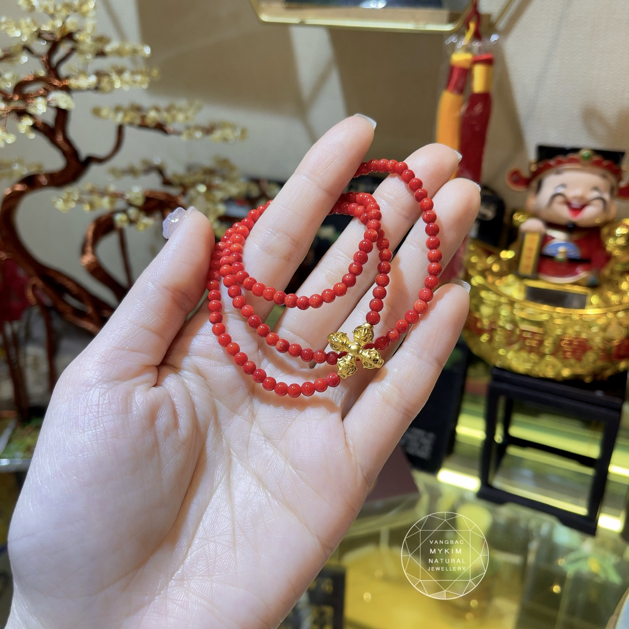 Vòng San Hô Đỏ – Charm Chùy Kim Cang Vàng – Sức Mạnh Bất Diệt & Bảo Hộ Tinh Thần