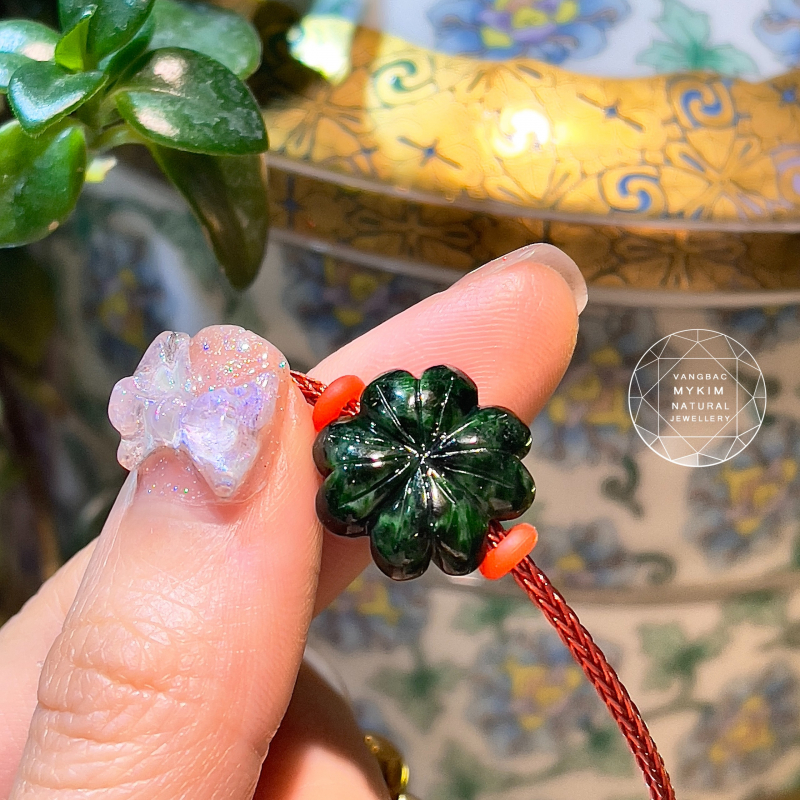 Vòng Tay Ngọc Phỉ Thúy Hoa Bốn Lá - Chỉ Đỏ