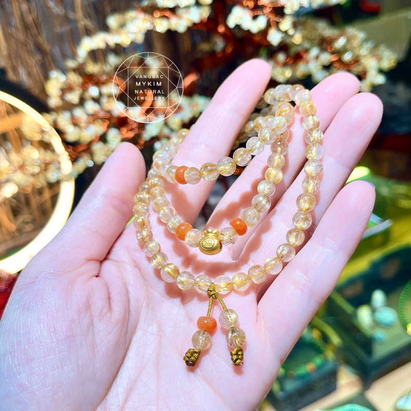 🔴 Vòng Thạch Anh Tóc Vàng Mix Ngọc Jadeite Cam – Charm Túi Tiền Vàng Sang Trọng