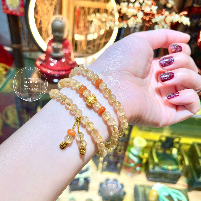 🔴 Vòng Thạch Anh Tóc Vàng Mix Ngọc Jadeite Cam – Charm Túi Tiền Vàng Sang Trọng