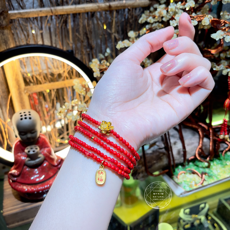 Vòng San Hô Đỏ Thiên Nhiên – Mix Charm Vàng Hoa Sen & Khánh Treo May Mắn