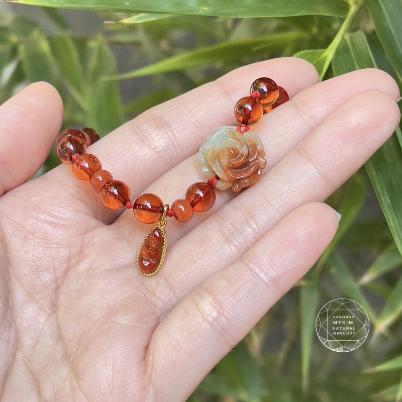 Vòng Tay Hổ Phách Nâu Mix Hoa Hồng Ngọc Cẩm Thạch & Charm Jadeite Đậu Đũa 14k