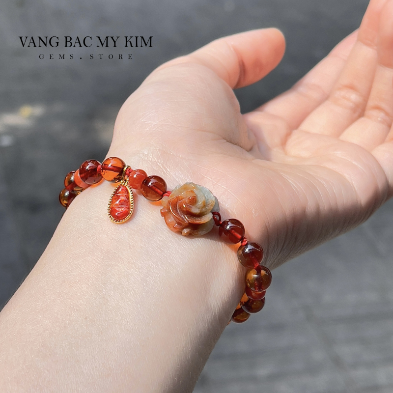 Vòng Hổ Phách mix Charm Hoa Hồng Ngọc Cẩm Thạch - Ngọc Jadeite Đậu Đũa 14k