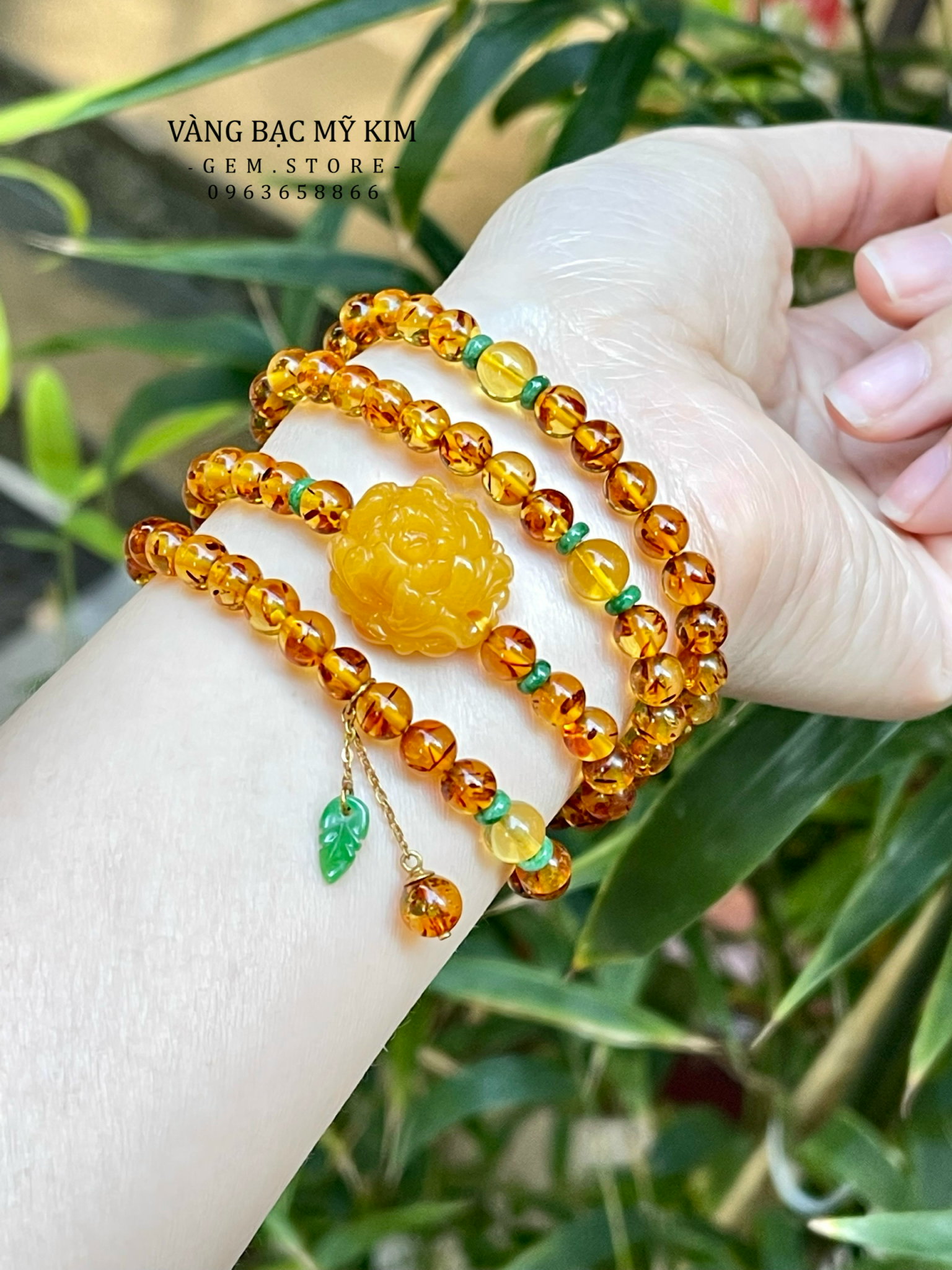 Vòng Hổ Phách Ong Charm Hoa Mẫu Đơn – Mix Ngọc Phỉ Thúy Jadeite & Charm Treo Vàng 14k Sang Trọng