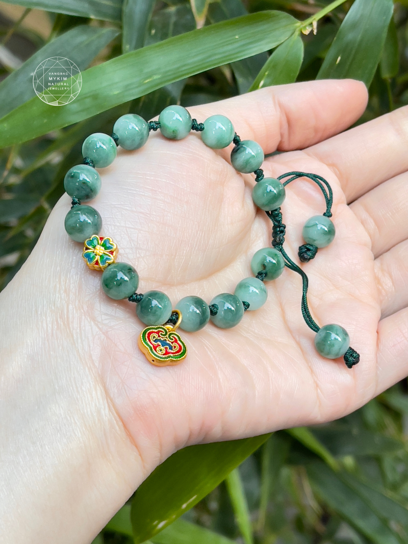 🍀 Vòng Dây Tết Ngọc Phỉ Thúy – Mix Charm Vàng Cỏ Bốn Lá & Khóa Trường Mệnh Pháp Lam