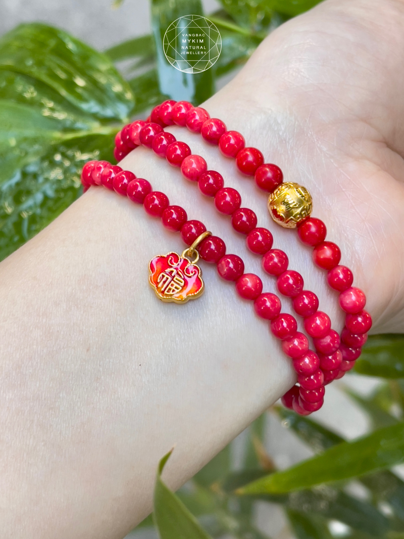 Vòng San Hô Đỏ Quấn 3 Vòng – Charm Om Mani & Khóa Trường Mệnh Vàng– Mang Lại An Nhiên & Bảo Hộ Tâm Hồn