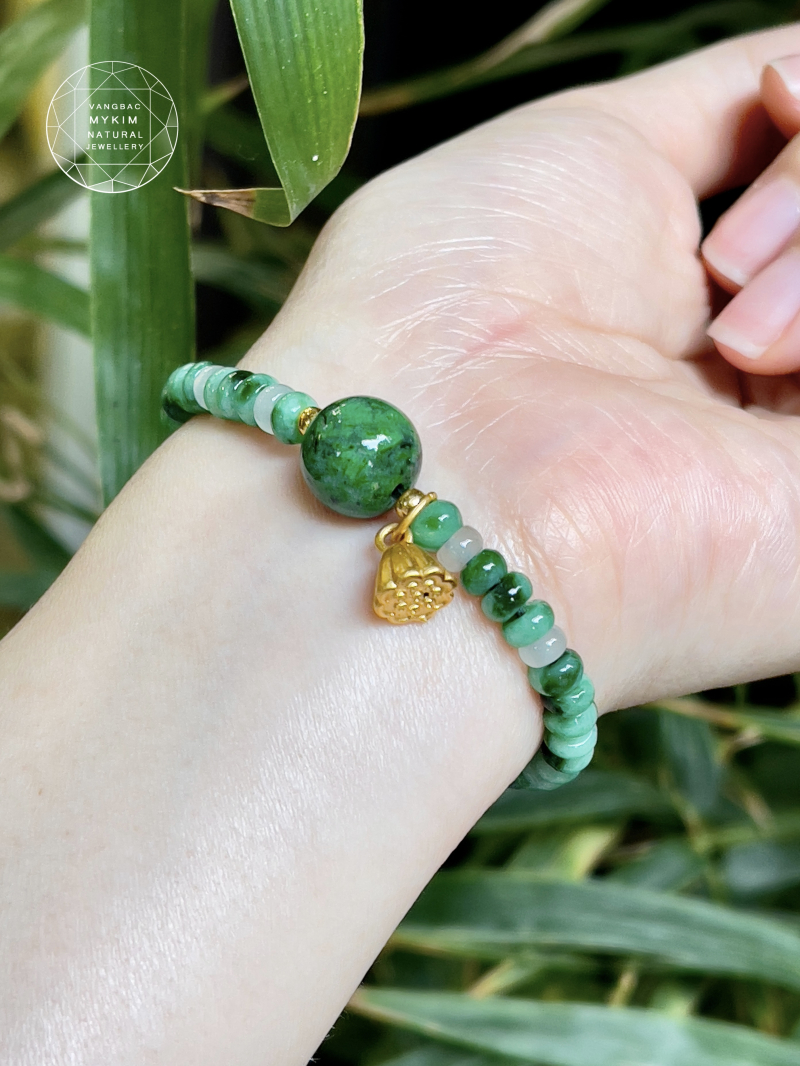 💚 Vòng Ngọc Phỉ Thúy Mã Nha VIP – Charm Đài Sen Vàng | Dòng chảy thanh khiết, điểm nhấn viên mãn