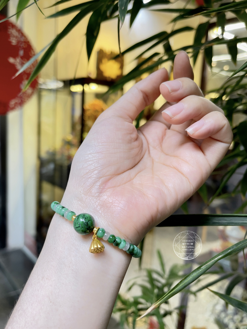 💚 Vòng Ngọc Phỉ Thúy Mã Nha VIP – Charm Đài Sen Vàng | Dòng chảy thanh khiết, điểm nhấn viên mãn