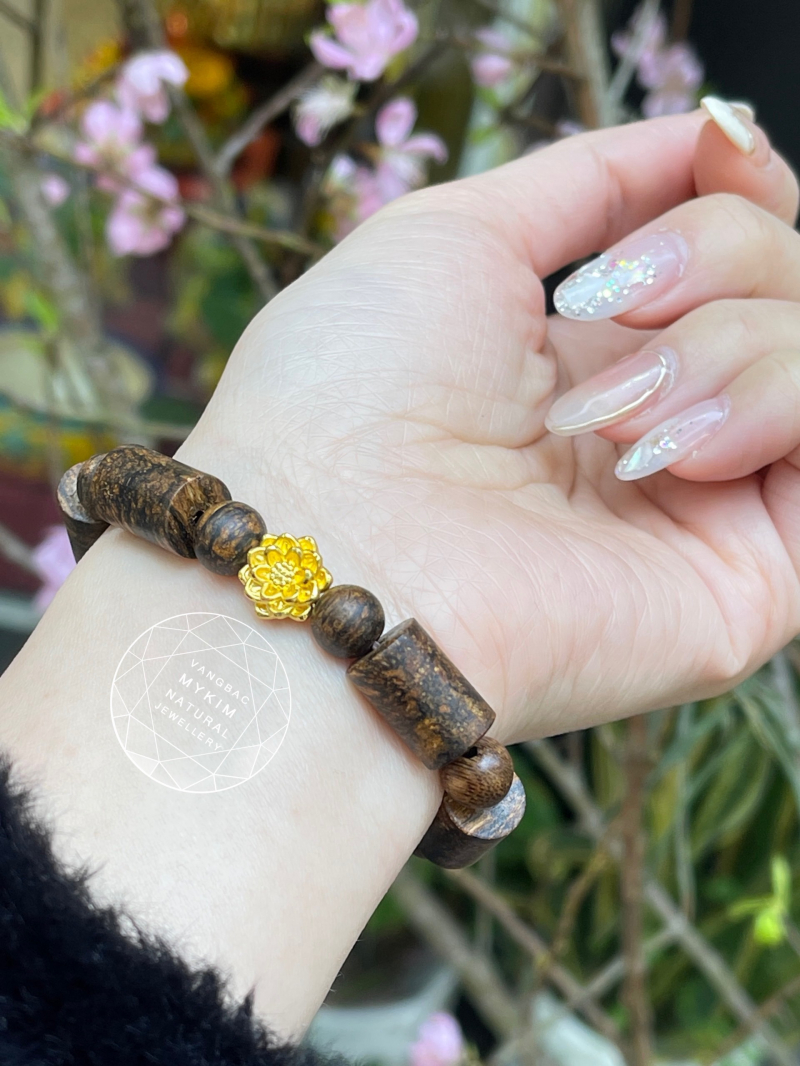 Vòng Trầm Hương Lu Thống - Charm Hoa Sen Vàng 24k