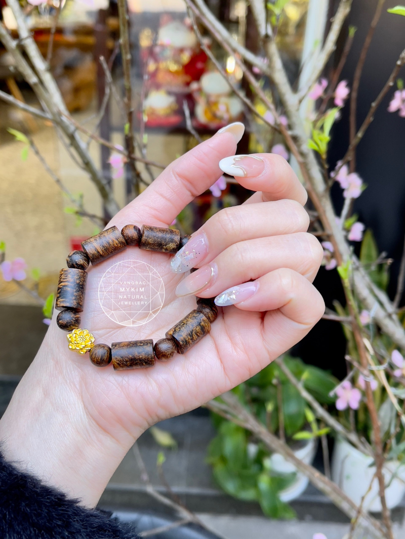 Vòng Trầm Hương Lu Thống - Charm Hoa Sen Vàng 24k