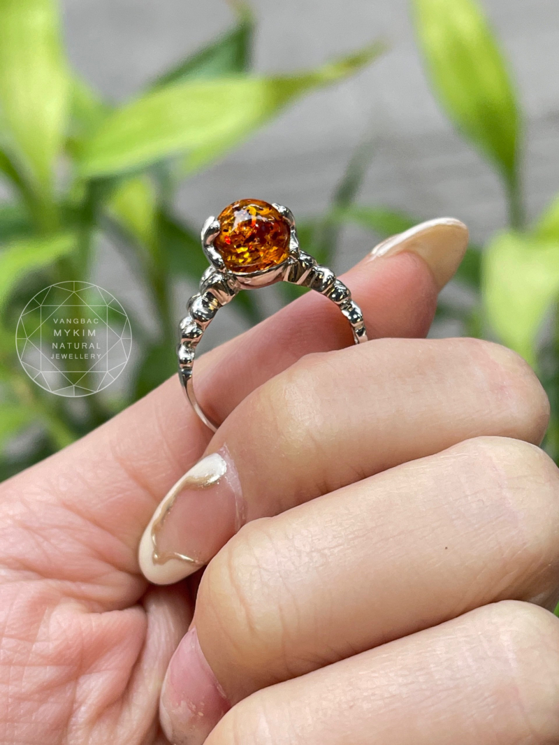 Nhẫn Hổ Phách Vàng Trắng 10K–14K – Thiết Kế Cỏ Bốn Lá Ôm Trọn Vẻ Đẹp Cổ Điển