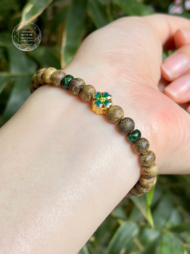 Vòng Gỗ Trầm Hương mix Charm Cỏ Bốn Lá - Mix Vàng - Ngọc Jadeite