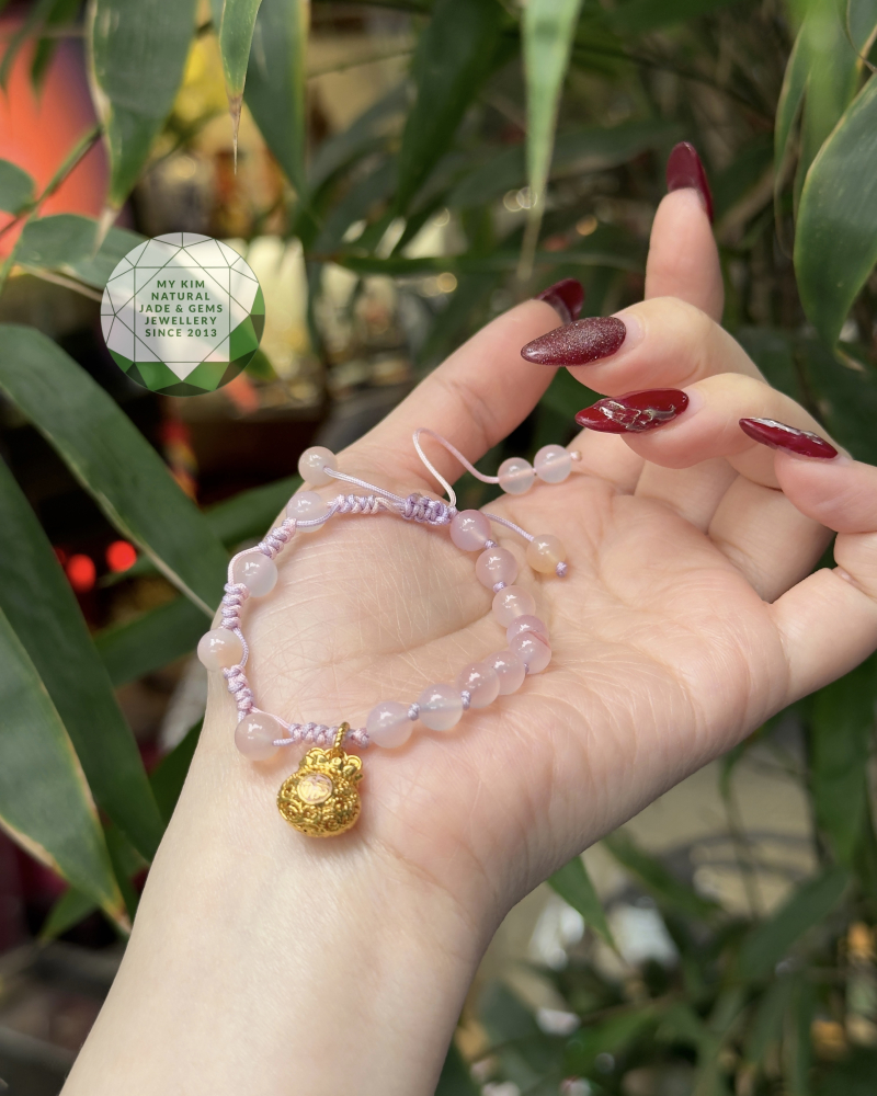 Dây Tết Mã Não Nam Hồng - Charm Vàng 18k Túi Tài Lộc