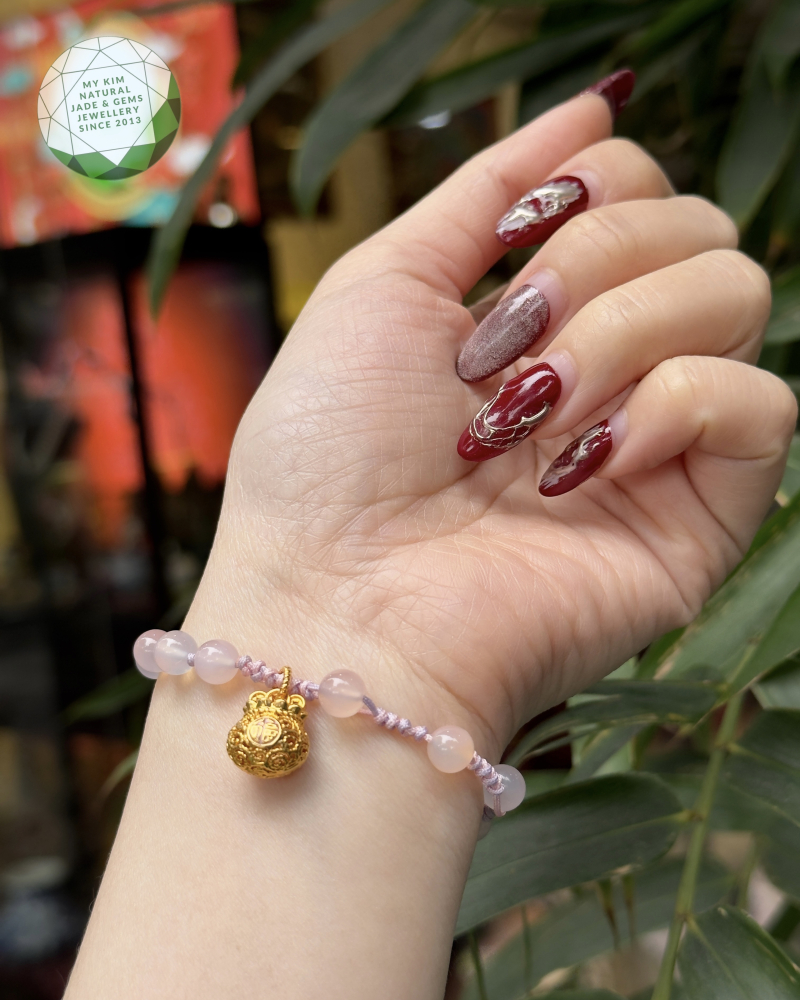Dây Tết Mã Não Nam Hồng - Charm Vàng 18k Túi Tài Lộc