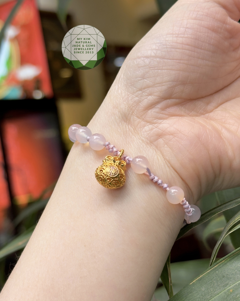 Dây Tết Mã Não Nam Hồng - Charm Vàng 18k Túi Tài Lộc