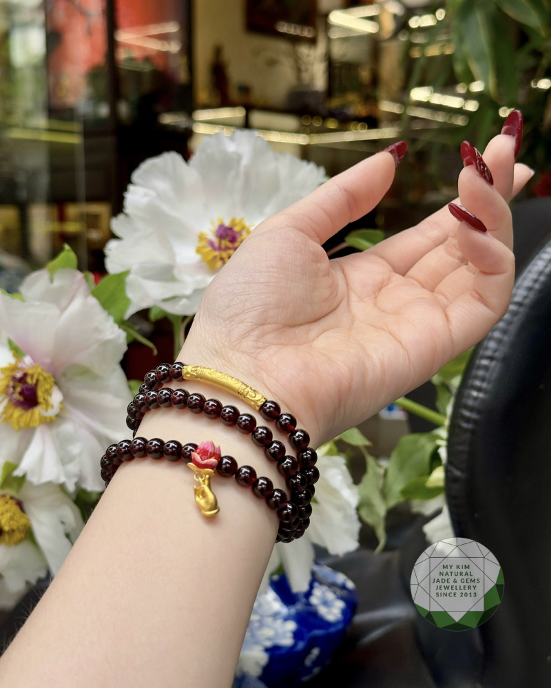 💎 Vòng Tay Garnet VIP – Tay Phật Nâng Hoa Sen & Thanh Vàng
