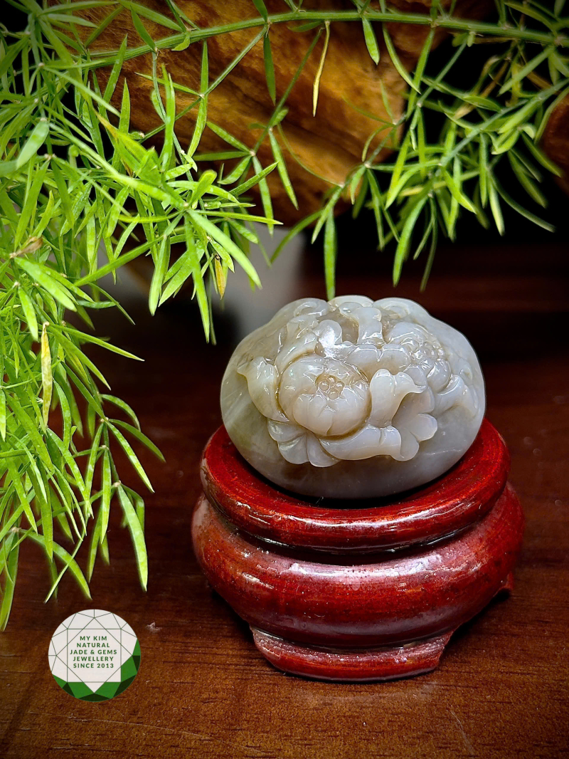 🌸 Mặt Ngọc Hòa Điền Khắc Hoa Mẫu Đơn – Biểu Tượng Phong Thủy Cho Vẻ Đẹp Viên Mãn & Sự Thịnh Vượng