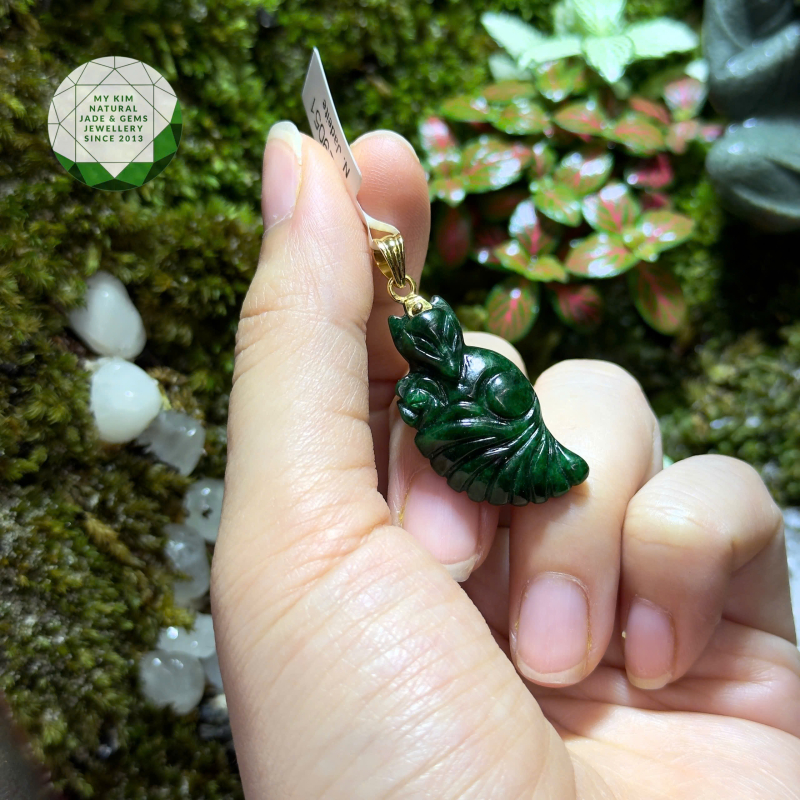 🐾 Mặt Dây Hồ Ly 9 Đuôi Ôm Hoa Hồng – Ngọc Phỉ Thúy Xanh Rêu Đậm – Móc Vàng 10K • 14K • 18K