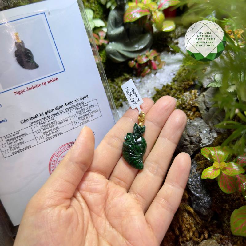 🐾 Mặt Dây Hồ Ly 9 Đuôi Ôm Hoa Hồng – Ngọc Phỉ Thúy Xanh Rêu Đậm – Móc Vàng 10K • 14K • 18K