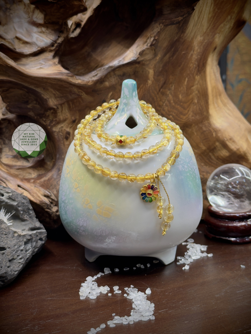 🌿 Vòng Tay Thạch Anh Tóc Vàng • Mix charm vàng Hoa Cúc & Cỏ Bốn Lá - Trang Sức Phong Thủy Chiêu Tài & Bình An