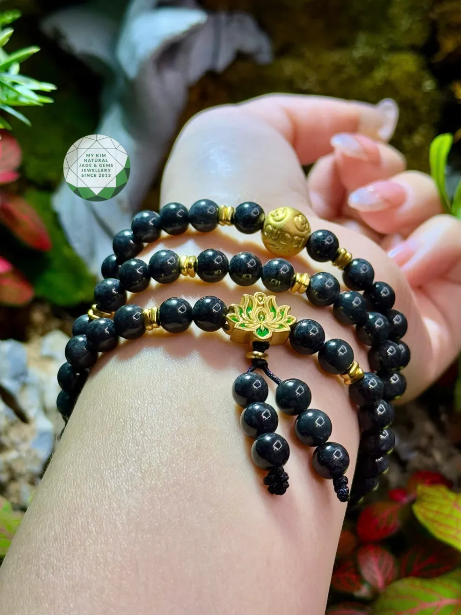 💚 Vòng Ngọc Phỉ Thúy Gà Đen – 3 Vòng Quấn Mix Charm Vàng Hoa Sen | Nội Tâm Vững Chãi – Vẻ Đẹp Tĩnh Tại