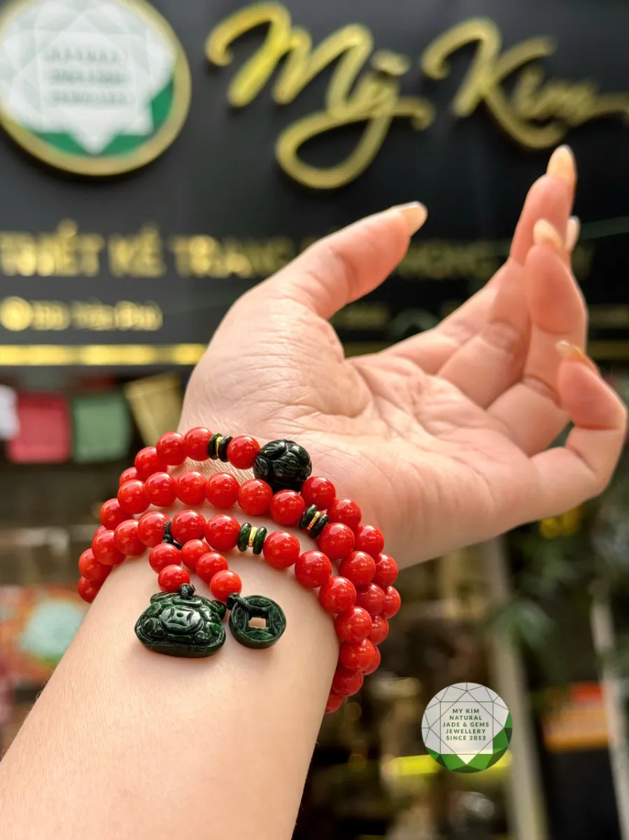 Vòng San Hô Đỏ Cam Mix Ngọc Jadeite Xanh Rêu – Charm Túi Tiền & Hoa Sen – Chặn Vàng