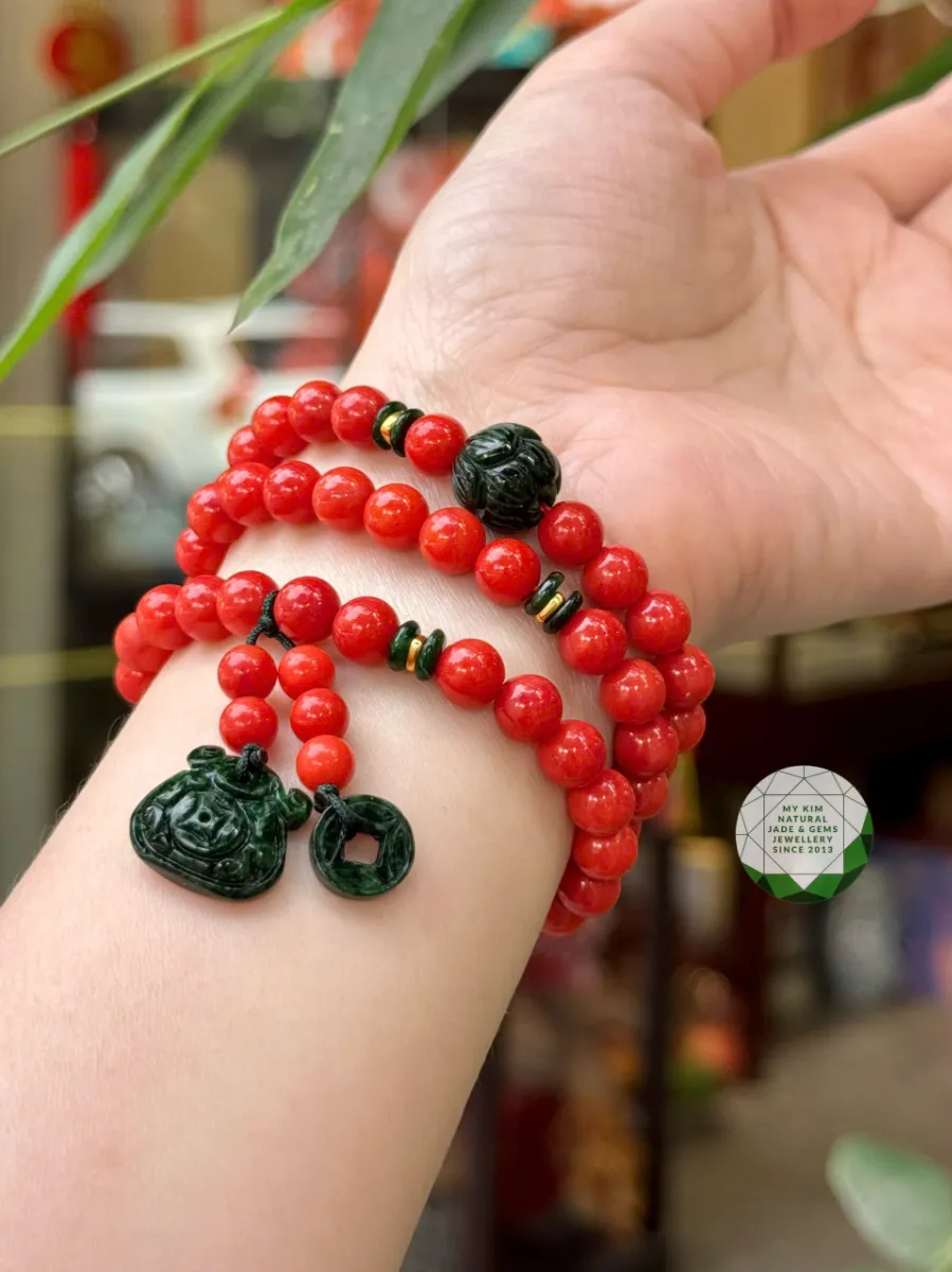 Vòng San Hô Đỏ Cam Mix Ngọc Jadeite Xanh Rêu – Charm Túi Tiền & Hoa Sen – Chặn Vàng