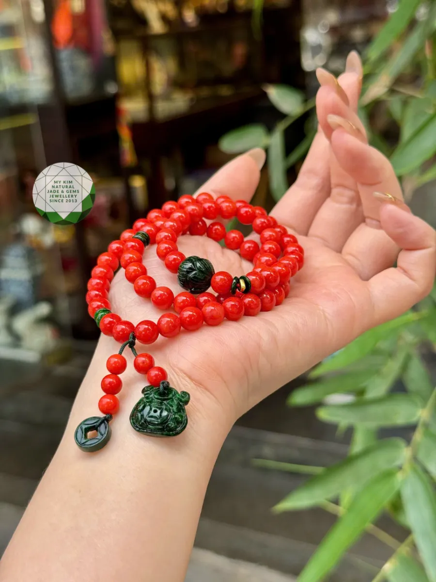 Vòng San Hô Đỏ Cam Mix Ngọc Jadeite Xanh Rêu – Charm Túi Tiền & Hoa Sen – Chặn Vàng 