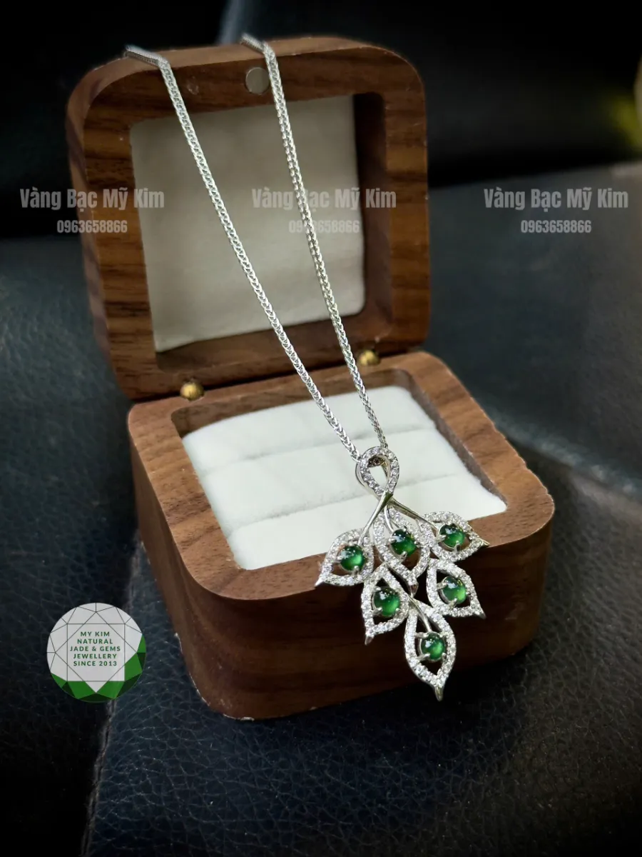 🍃 Mặt Dây Lá Ngọc Phỉ Thúy Hoàng Đế – Tượng Trưng Cho Tài Lộc & Sức Sống Dài Lâu